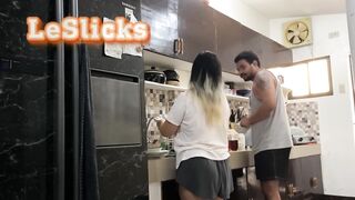 Le Slicks หนังxฟิลิปปินส์ดูฟรี ผัวอยากกินกาแฟแต่ขาดสิ่งนี้ เลยจับเมียสาวอวบอ้วนยกขาเอาหัวควยแทงเสียบสดxxxxหีในครัว เย็ดท่าหมาแรงๆจนมีน้ำขาวๆเหมือนนมไหลออกมา