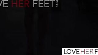 หนังxxxฝรั่งดัง ค่ายนี้ชอบเลียตีนก่อนเย็ด Love Her Feet สาวใหญ่เมกาเก๋าเกมเรื่องการเย็ด Silvia Saige ให้ผู้ชายอมตีนเลียไล่มายันหี แล้วจับนั่งเทียนขย่มกระดอ โดนกระแทกหีบนโซฟา ควยวัยรุ่นทำเอาสาวใหญ่น้ำหีเยิ้มเต็มร่อง