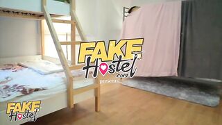 หนังโป๊ฝรั่งสวิงกิ้ง Fake Hostel เจ้าของโรงแรมเงี่ยนควยย่องเข้าไปกระเด้าหีสวยสองนักท่องเที่ยว Sofia Lee & Aysha จับควยกระแทกหีถี่เย็ดหีคาเตียงนอนสองชั้น จับซั่มทีเดียวสองหี