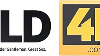 Old4K หนังโป๊เย็ด porn outdoor เย็ดกลางทุ่งหญ้า สาวแว่นเงี่ยนไม่เลือกที่ นอนแก้ผ้าติ้วหี ปล่อยกลิ่นหีเหม็นๆล่อคนแก่มาเย็ด โดนควยเอาหีแก้เงี่ยนได้ดีมาก