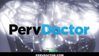 Perv Doctor หนังโป๊ตรวจภายใน xxx ฝรั่ง Michelle Anthony สาวหน้าสวยโกนหีมาตรวจสุขภาพประจำปี แต่ดันโดนหมอหื่นจับติ้วหีแล้วเอาควยให้อม ก่อนกระหน่ำเย็ดเล่นท่าจนหีระบบคาห้องตรวจภายใน