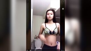 สาววัยใส ตั้งกล้อง ถอดทีละชิ้น โชว์หุ่นบางกรอบ อวดหี ติ้วหี