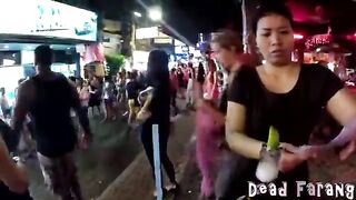 คลิปโป๊กระเทย Ladyboys ยืนขายตูดอยู่ที่ถนนคนเดินพัทยา