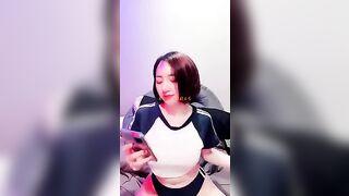 69LIVE ทั้งสวยทั้งใหญ่ไลฟ์สดxxxเปิดเต้าใส่ชุด บอดี้สูท แบบเดียวกับบังแจ็คโชว์แคมหีครางเสียวตกเบ็ดได้ใจแฟนคลับ