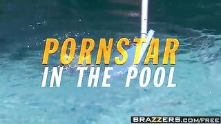 หนังโป๊ฝรั่งHD A swimming pool sex girl คนดูแลสระจัดสาวว่ายน้ำอยู่ หุ่นsexy เย็ดกันริมสระ