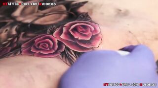 สาวแม่หม้ายอยากเอาใจผัวมาสักลายกระโหลกที่หี pussy tattoo xxx ยิ่งสักยิ่งเจ็บหีเลยต้องหาควยมาอมไม่ให้ร้อง เอาเป็นว่าสักไม่เสร็จแต่หีน้ำแฉะไหลเยิ้มเยอะมาก