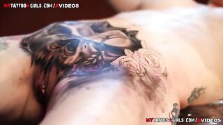 สาวแม่หม้ายอยากเอาใจผัวมาสักลายกระโหลกที่หี pussy tattoo xxx ยิ่งสักยิ่งเจ็บหีเลยต้องหาควยมาอมไม่ให้ร้อง เอาเป็นว่าสักไม่เสร็จแต่หีน้ำแฉะไหลเยิ้มเยอะมาก