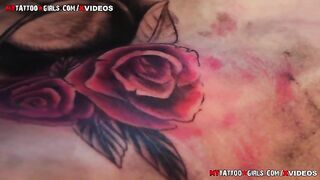 สาวแม่หม้ายอยากเอาใจผัวมาสักลายกระโหลกที่หี pussy tattoo xxx ยิ่งสักยิ่งเจ็บหีเลยต้องหาควยมาอมไม่ให้ร้อง เอาเป็นว่าสักไม่เสร็จแต่หีน้ำแฉะไหลเยิ้มเยอะมาก