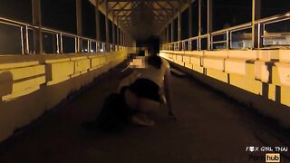 4k Thai Fuck Student on a Footbridge at Night. พานักศึกษากลับบ้านตอนดึก เงี่ยนเลยแวะเย็ดบนสะพาน