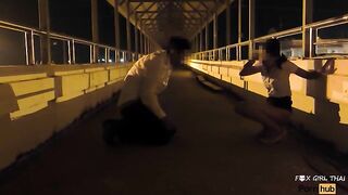 4k Thai Fuck Student on a Footbridge at Night. พานักศึกษากลับบ้านตอนดึก เงี่ยนเลยแวะเย็ดบนสะพาน