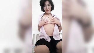 คลิปหลุดนักศึกษา สาว ม ราชภัฏ ถ่ายคลิปโชว์นมส่งให้แฟนดูก่อนหลุดเป็นคลิปว่อนเน็ต น่ารักน่าเย็ดซะด้วย