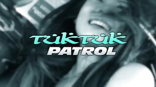 หนังโป๊ไทย Tuk Tuk Patrol สาวไทยโดนควย54ถึงกับตาเหลือก ทั้งจุกทั้งเจ็บปนๆกันไปแถมซอยหีแรงถี่ๆเลย จบเรื่องนี้คงต้องพักงานมาดูแลหี ไม่คุ้มค่าตัวเลยxxx