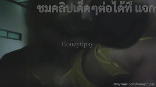 เจ๊น้ำหวานเย็ดโชว์นิวเยียร์ Honeytipsy คลิปหลุดดาวโป๊โอนลี่แฟน honey_tipsy เจ๊น้ำหวานเย็ดกับนายทองด้วง Samoza69 ตอนแรกเอาควยเขี่ยหีจะไม่เย็ด แต่เงี่ยนมาเลยเย็ดกันบรรถ ลงมาเย็ดข้างรถต่ออีกน้ำ