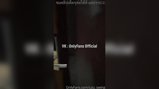 Juju_swing น้องจูจู XXX คลิปหลุดดาวโอนลี่แฟน Onlyfans นักศึกษาสาวสวยเงี่ยนหีเกินต้าน นัดรุ่นน้องที่หมาลัยช่วยมาตอกหีแก้คันหีให้อย่างเด็ด จับถอกกระดอโม๊คควยดูดน้ำว่าว แล้วแหวกรูหีขาวแฉะทะลวงดุ้นเย็ดยับ จนน้ำว่าวหลั่งในเต็มช่องคลอด