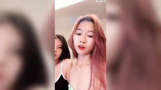 คลิปหลุด Mlive IDX 84670731 ห้องล็อคสองสาวสุดเดือด เล่นตีฉิ่งผลัดกันติ้วหีอย่างมันน้ำหีไหลเยิ้มแฉะทั้งคู่เลย