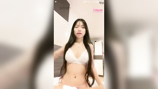 คลิปหลุด นั่งชวนเสียวกระเจี๊ยวแข็งเป็นแถว น้องอ้อ thai sex สาวน้อยน่ารักหนุ่มๆติดเยอะ แต่มานั่งไลฟ์สดชวนหนุ่มมาเสียวที่ห้อง ก่อนจะเริ่มโชว์ที่ละจุดนมใช้ได้ แต่หีนี้ไร้ขนสะอาดสุดๆ สีหน้าเริ่มออกอาการเงี่ยนค่อยๆแสดง เอาควยปลอมมายัดหี