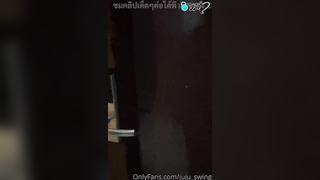 คลิปหลุดOnlyfans juju_swing น้องจูจู โดนเย็ดคาชุดนักศึกษา น้องเปิดโรงแรมล่อกับคู่เทพ โม๊กควยให้แล้วนอนแหกหีให้กระแทกเย็ดสด เจอซอยมิดลำครางลั่นซะลั่น ขย่มควเย็ดท่าหมาแล้วอ้าหีซอยชักแตกราดตัว