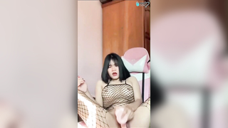 คลิปหลุดOnlyfans mxbenma22 น้องมีน แต่งชุดถุงน่องตาข่ายช่วยตัวเอง เย็ดควยปลอม จับดิลโด้จ้วงหีรัวๆ ก่อนจะเอามานั่งขย่มบนพื้น กดมิดซะดิลโด้หายไปในหีเลย แล้วมานั่งแหกหีแหย่รัวๆ จนน้ำหีเยิ้มเต็มช่องคลอด