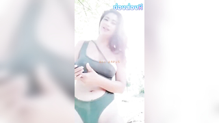 คลิปหลุดทางบ้านไลฟ์สด เจ๊สาวนมใหญ่เหงาๆเปลี่ยนใจ ถ่ายทอดสดโชว์หีที่บ้านพักทหาร เล่นเอ้าร์ดอโชว์เสียว แก้ผ้าหมดเลย