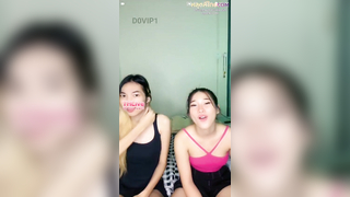 xxxหลุด THLive 2สาวคนสวยน่ารักนั่งคุยกับfcแล้วเปิดนมโชว์หีแม่งอยู่กับเพื่อนกล้าโชว์ได้ไงไม่รู้หีน่าเลียชิบหายอยู่ใกล้ๆจะขอเย็ดสัก2น้ำ