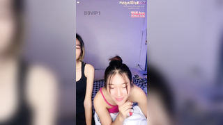 xxxหลุด THLive 2สาวคนสวยน่ารักนั่งคุยกับfcแล้วเปิดนมโชว์หีแม่งอยู่กับเพื่อนกล้าโชว์ได้ไงไม่รู้หีน่าเลียชิบหายอยู่ใกล้ๆจะขอเย็ดสัก2น้ำ