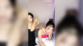 xxxหลุด THLive 2สาวคนสวยน่ารักนั่งคุยกับfcแล้วเปิดนมโชว์หีแม่งอยู่กับเพื่อนกล้าโชว์ได้ไงไม่รู้หีน่าเลียชิบหายอยู่ใกล้ๆจะขอเย็ดสัก2น้ำ