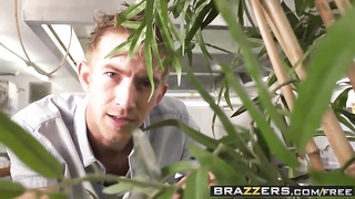 Brazzers หนังโป๊อันดับ1ของโลก ดาราฮอทลีวูดสาวถึงกับมาเป็นนางเอก เย็ดกับหนุ่มควยโตอย่างมันส์กระเด้าหีเสียวเย็ดกันไม่ยั้งครางเด็ดมาก