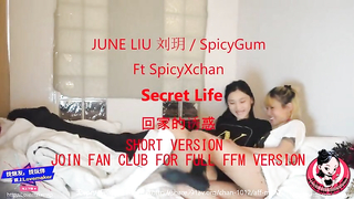 หนังเลสเบี้ยน ไม่เซ็นเซอร์ June Liu หรือ SpicyGum แอบเย็ดกับเพื่อนสาวบนเตียงตอนแฟนหนุ่มหลับอยู่ข้างๆ จับเลียหีจกหีกันจนน้ำแตก ตีฉิ่งกันอย่างมันส์